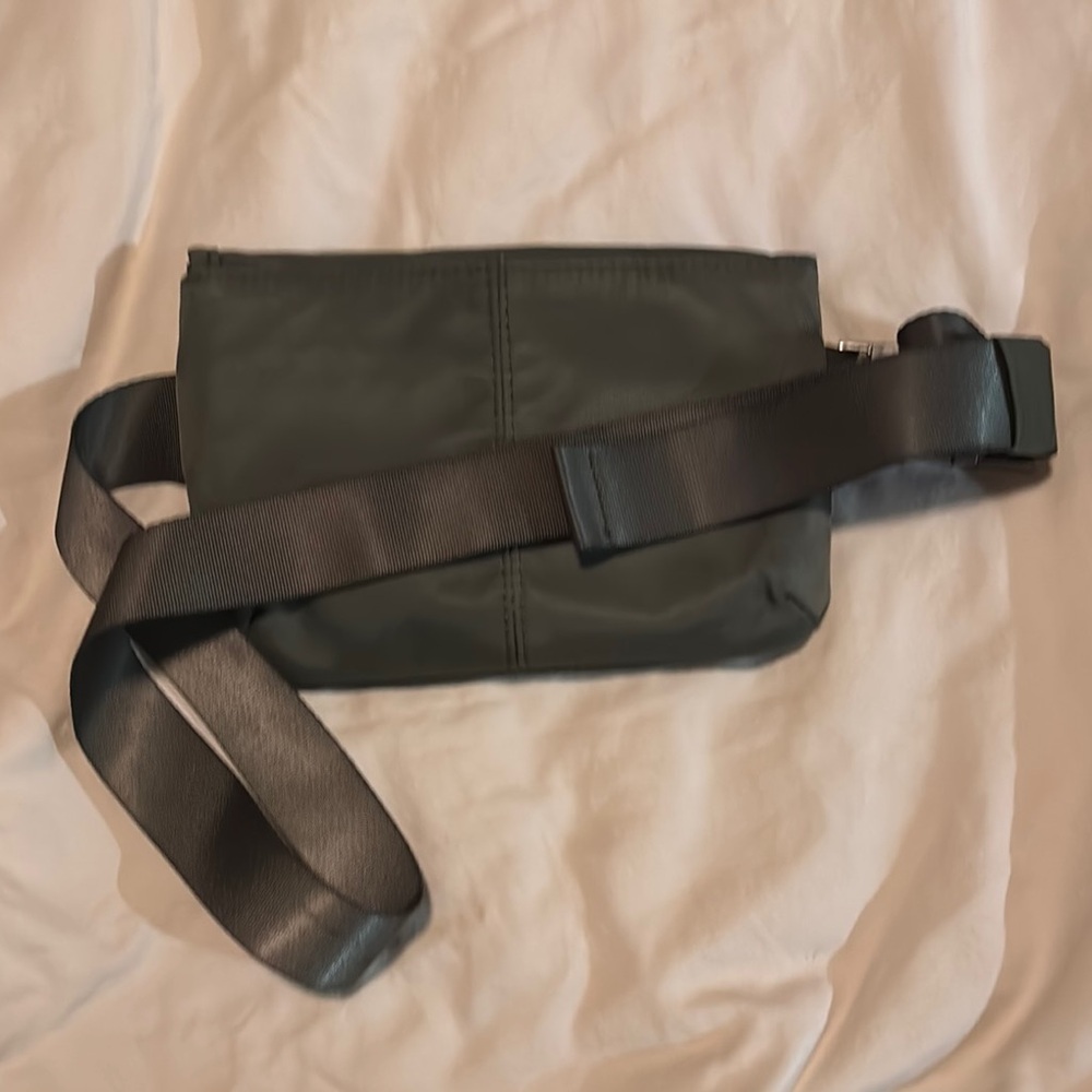 Green Crossbody Bag with Adjustable Strap and Durable Fabric